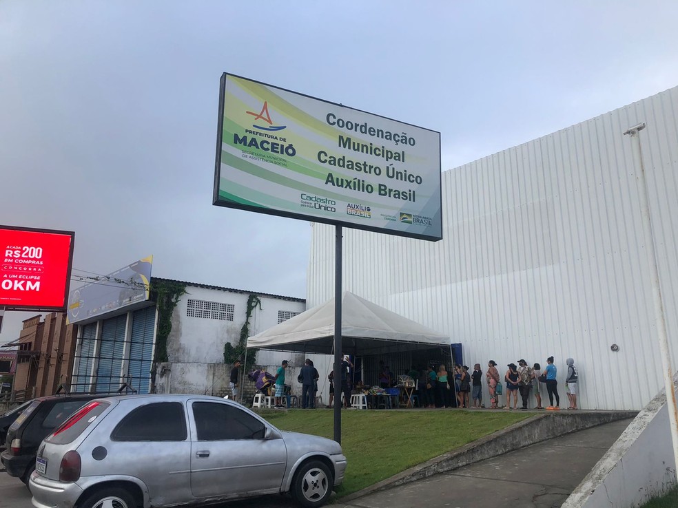 Famílias formam fila no último dia para atualizar os dados do CadÚnico, em maceió — Foto: Nick Marone/TV Gazeta