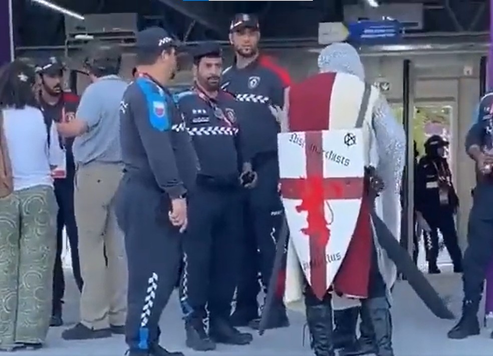 Torcedor fantasiado de participante das cruzadas na entrada de estádio — Foto: Reprodução/@NinaByzantina