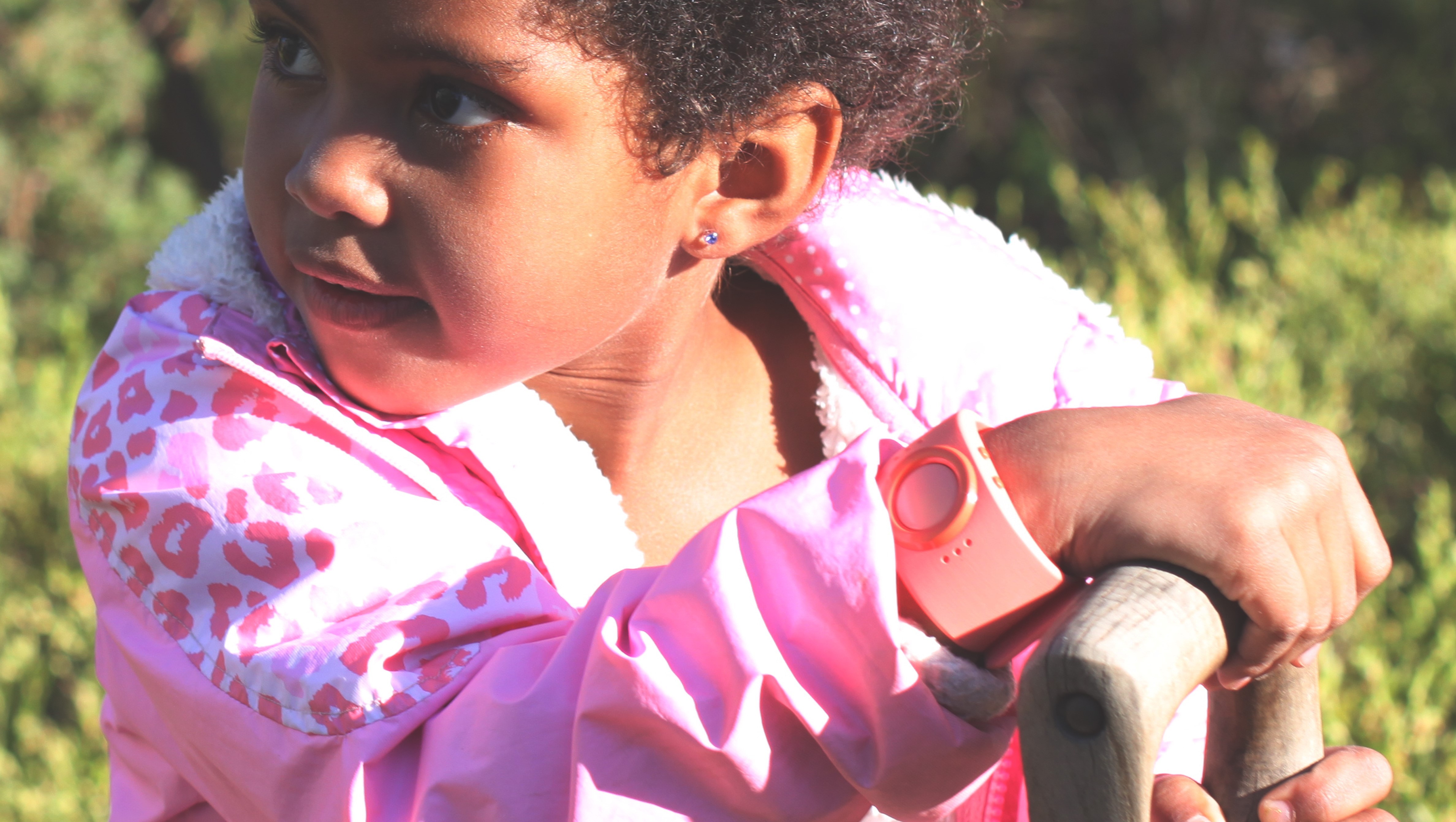 Criança usa wearable que faz ligações (Foto: Divulgação)