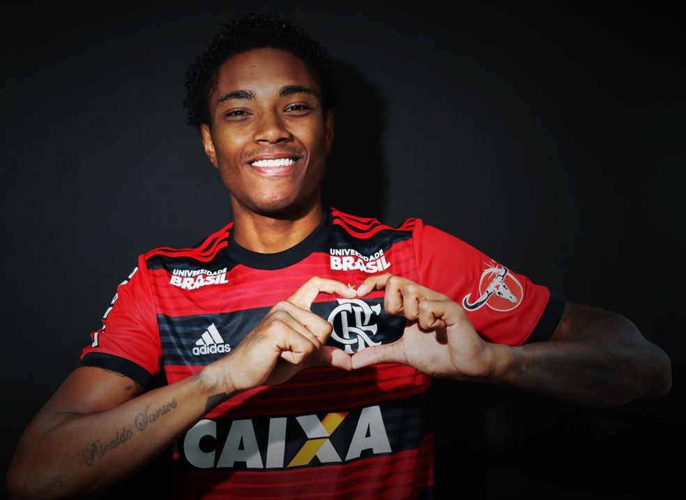Vitinho na chegada ao Flamengo. "Sonho de moleque" â Foto: Gilvan de Souza / Flamengo
