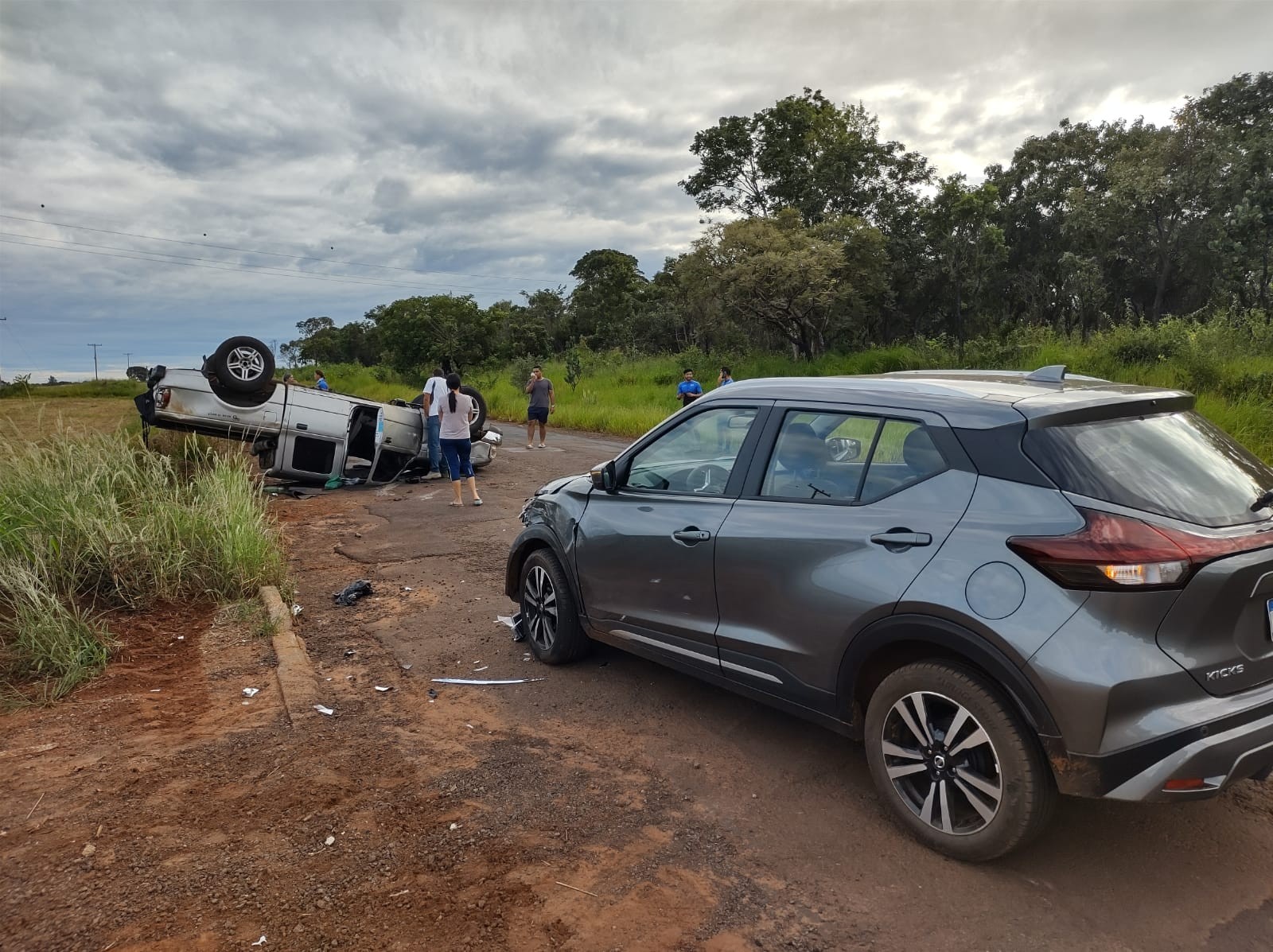 Caminhonete com ciclistas capota após colisão com carro e todos saem ilesos