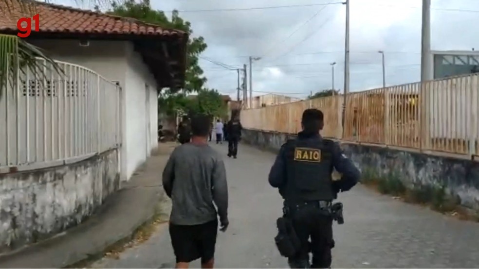 Alunos e funcionários foram assaltados em escola de Fortaleza nesta segunda-feira (24). — Foto: Reprodução