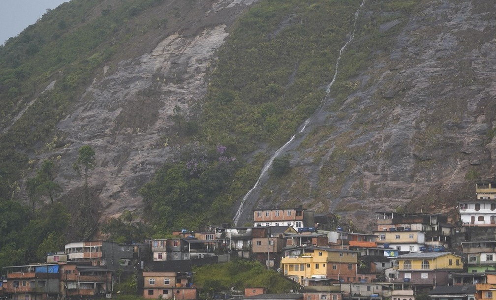 Chuva formou cachoeira no Morro da Oficina, em Petrópolis — Foto: Marcos Serra Lima/g1