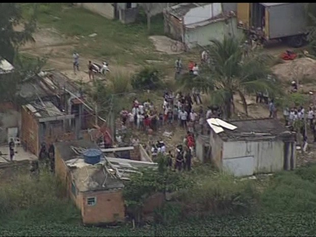 Oficiais foram recebidos com pedradas em desapropriação no Rio (Foto: Reprodução/TV Globo)