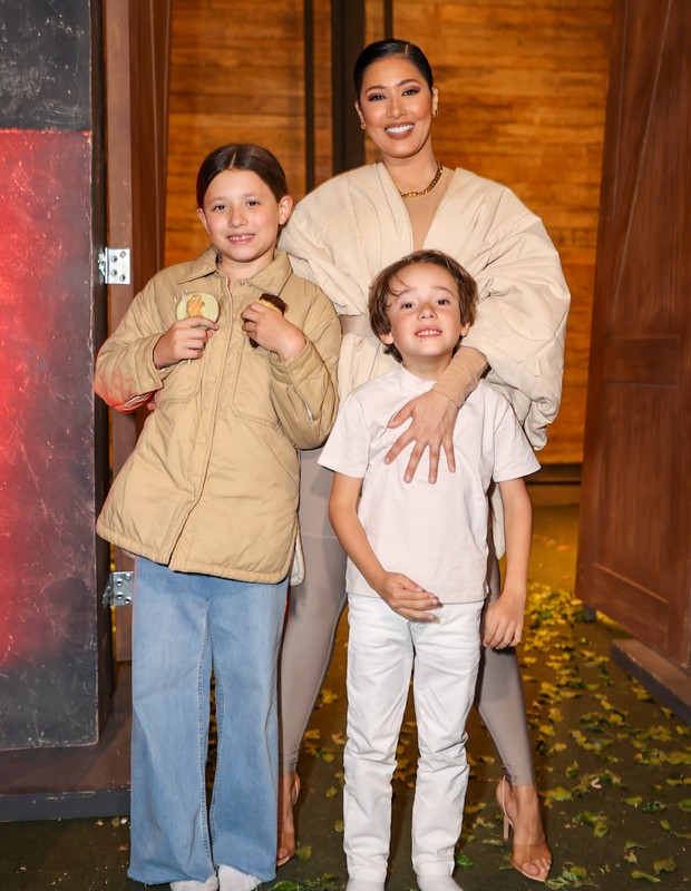 Simaria com os filhos Giovanna e Pawel na festa de Henry (Foto: Brazil News)