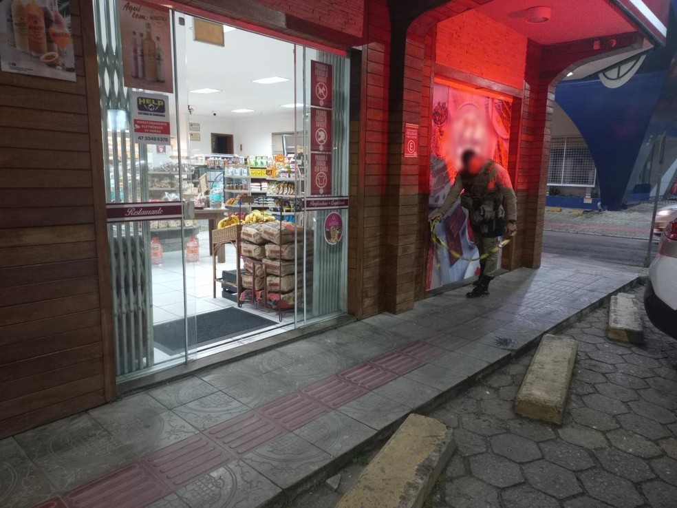 Morador de rua foi baleado em frente a padaria de Itajaí — Foto: Polícia Militar/Divulgação