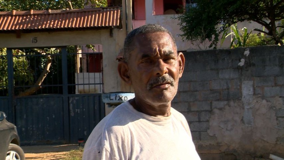 O aposentado Eli Paz do Amaral reclama do abandono em Cariacica â Foto: ReproduÃ§Ã£o/TV Gazeta