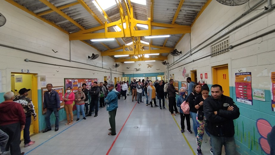 Fila de eleitores para votar no CEI Jardim Klein, na Zona Sul de São Paulo, no primeiro turno das eleições