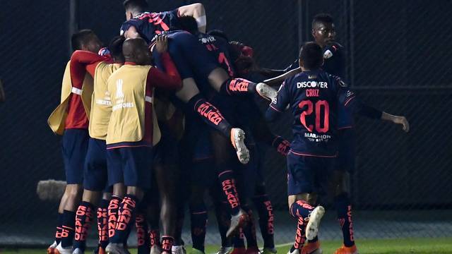 Jhojan Julio comemora com companheiros o gol da LDU diante do Olimpia