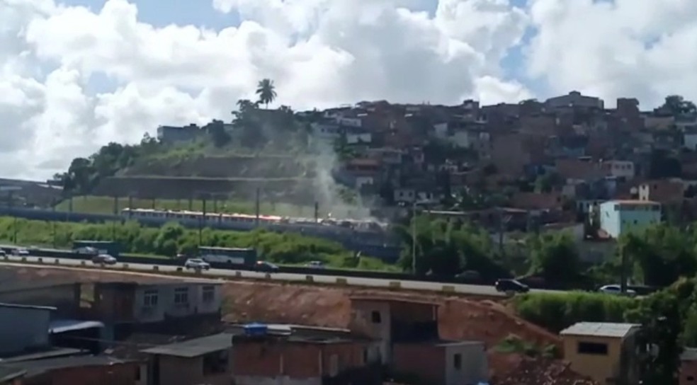 Metrô descarrila e tomba após bater em caminhão de serviço, em Salvador — Foto: Reprodução/Redes Sociais