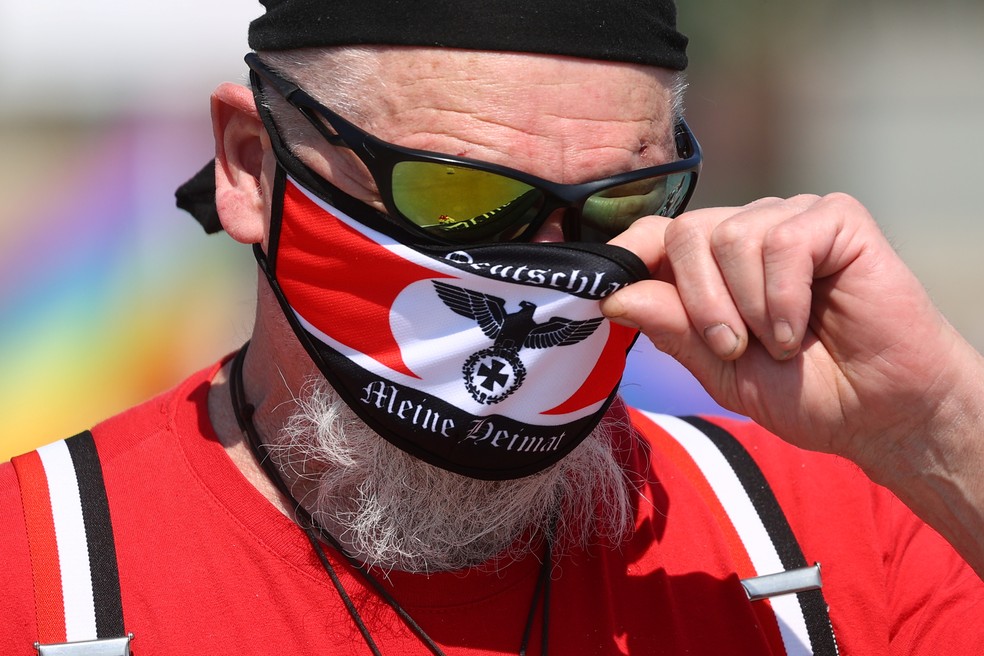 Manifestante usa máscara com os dizeres 'Alemanha minha terra natal' durante protesto em Stuttgart, na Alemanha — Foto: Kai Pfaffenbach/Reuters
