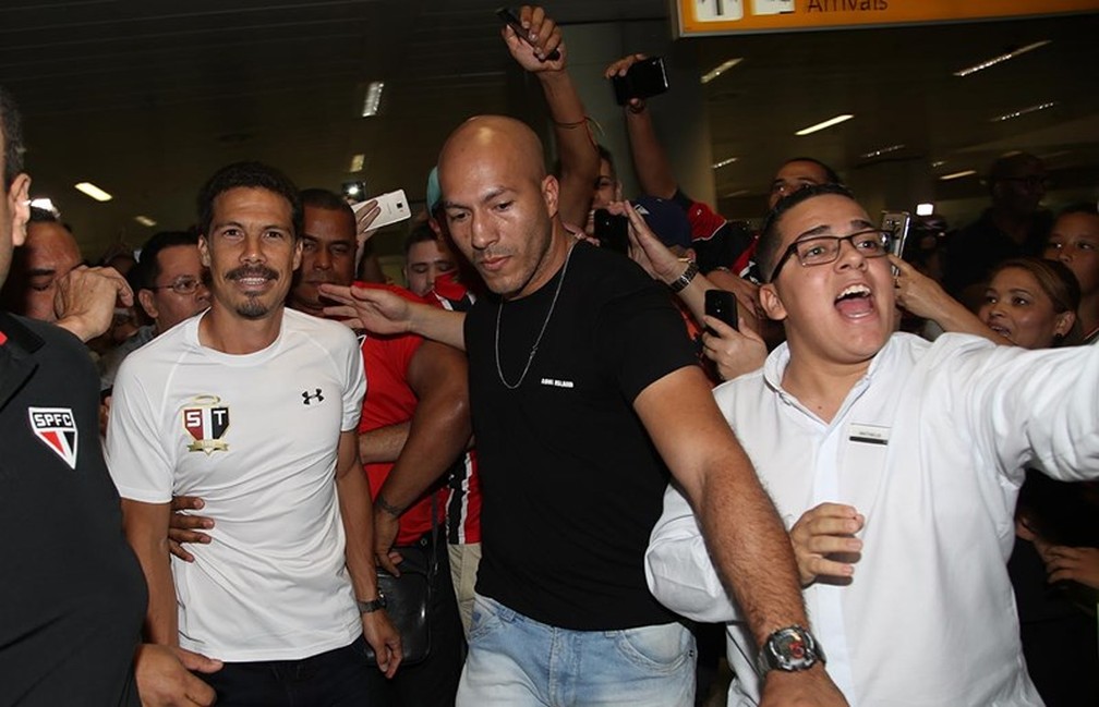 Hernanes na chegada ao aeroporto para jogar pelo São Paulo, em 2017: festa da torcida  — Foto: Rubens Chiri/Saopaulofc.net