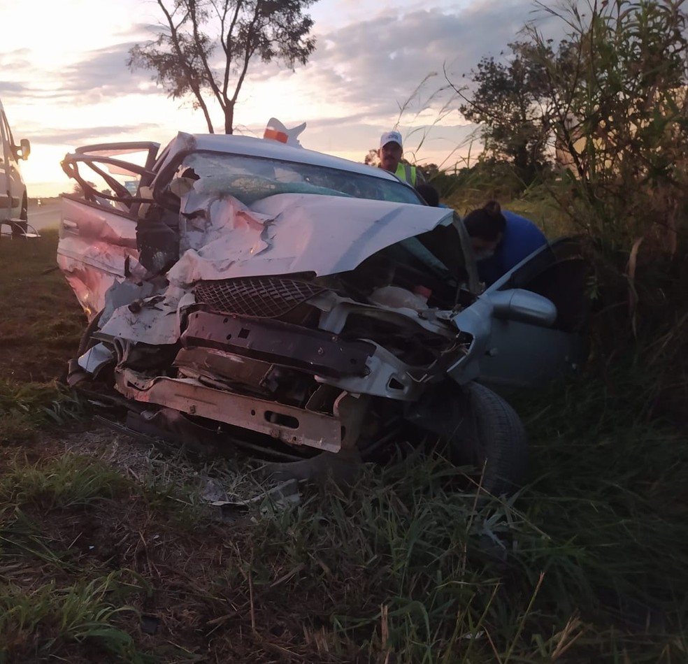 Situação de veículo de condutora de 49 anos após acidente na BR-352 em Carmo do Paranaíba — Foto: PMRv/Divulgação