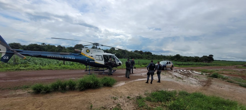 Aeronave do Ciopar ajudando nas buscas por fugitivos — Foto: Reprodução