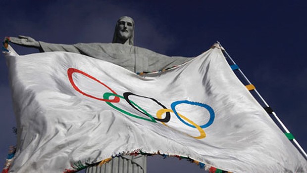 Olimpíada - Jogos Olímpicos - Olímpiada Bandeira olímpica diante do Cristo Redentor, no Rio de Janeiro (Foto: Daniel Fernandes/REUTERS)