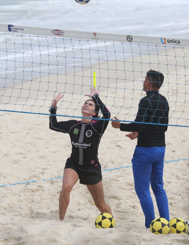 Giovanna Antonelli treina futevôlei em praia carioca (Foto: AgNews)