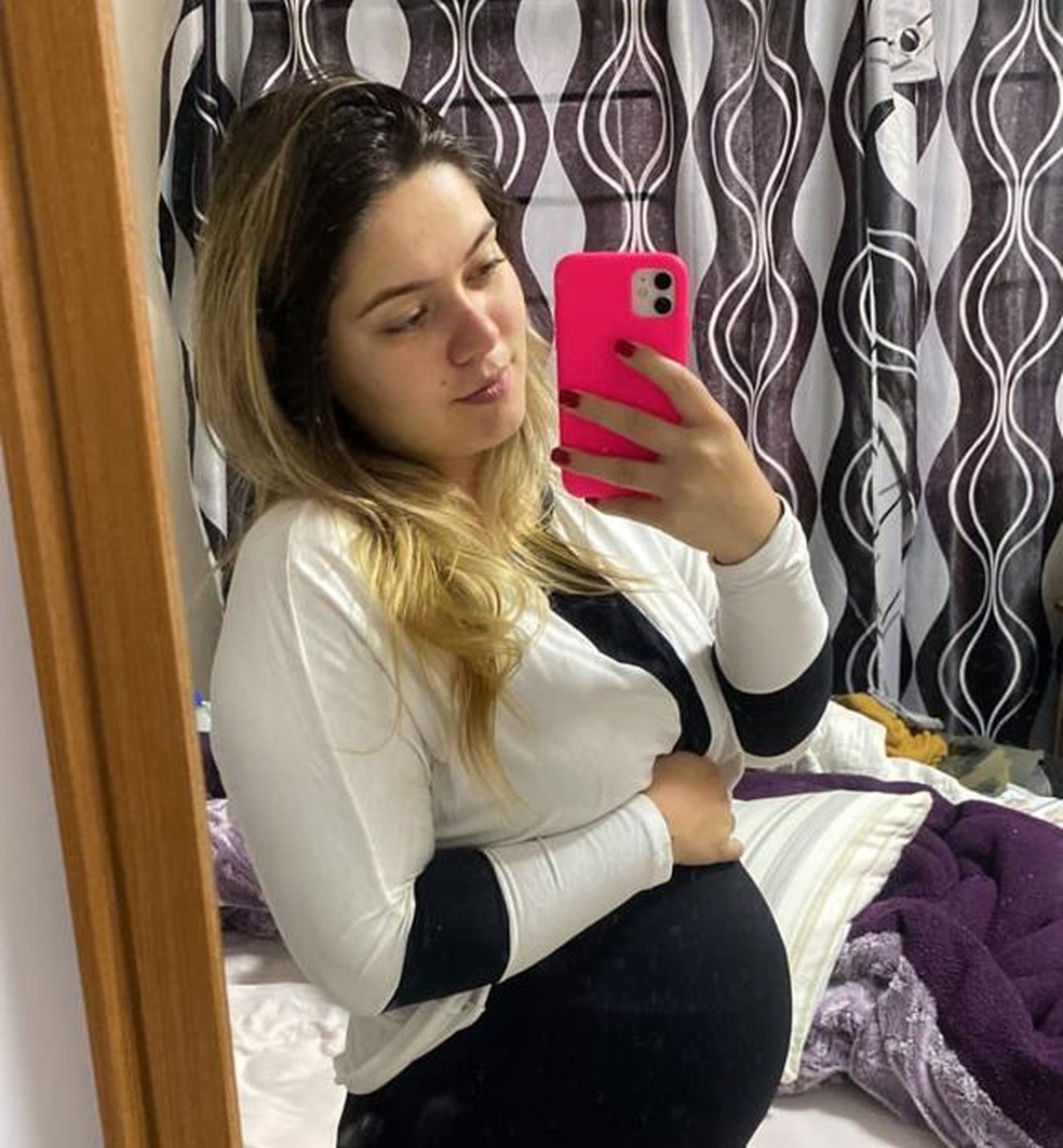 Manuela Vicentini, de 19 anos, estava grávida de seis meses; criança não resistiu ao acidente em Curitiba — Foto: Arquivo pessoal