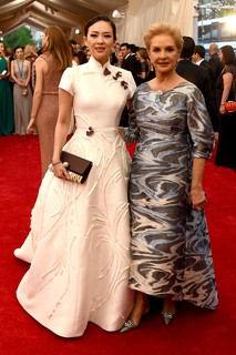 Zhang Ziyi e Carolina Herrera, ambas com criações da estilista