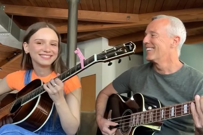 Coronavírus: Vocalista do Tears for Fears canta 'Mad World' com a filha -  Quem