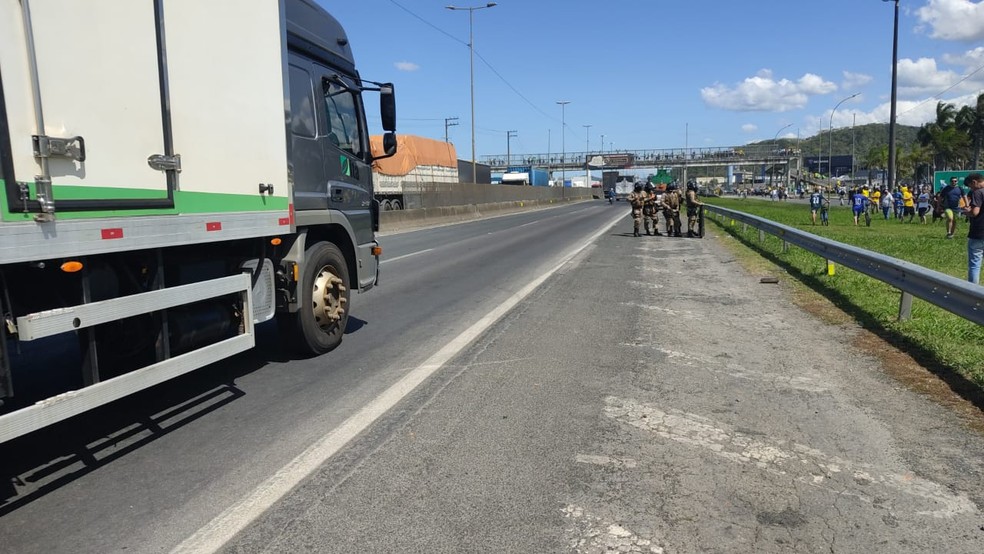 PRF usou tropa de choque para desbloqueio da BR-101 em Itajaí, na quarta-feira (2) — Foto: PRF/Divulgação