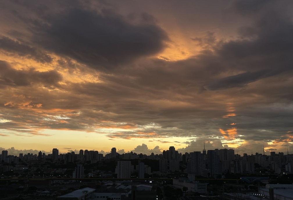 Céu da cidade de São Paulo em fevereiro de 2023 — Foto: Renata Bitar/g1