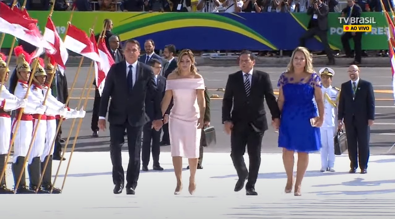Bolsonaro subiu a rampa do Planalto acompanhado da mulher, Michele, e do seu vice, Hamilton Mourão — Foto: Reprodução
