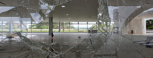 Vidros quebrados no Palácio do Planalto — Foto: Bruno Góes/Agência O Globo