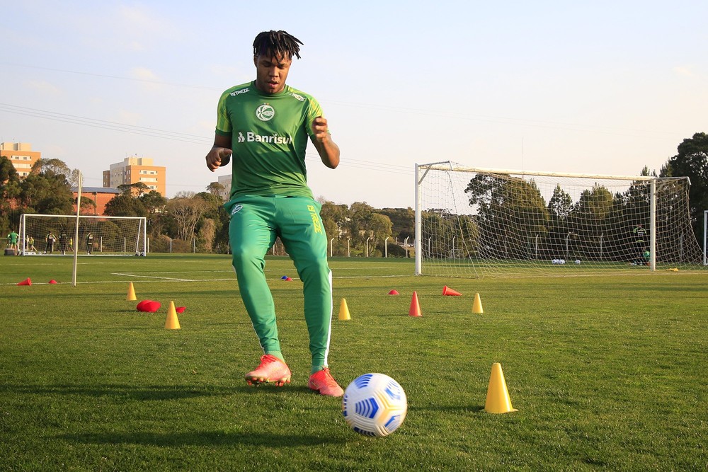 Volante Matheus Jesus tem contrato rescindido e deixa o Juventude