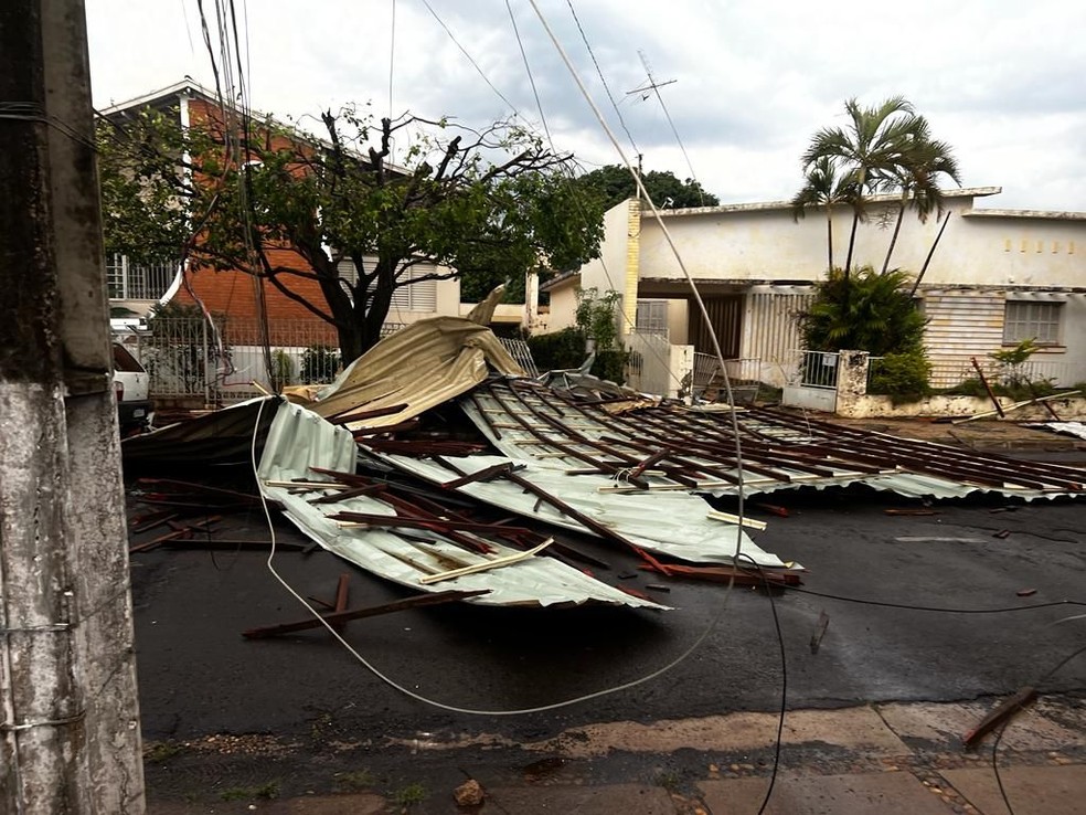 Parte da Igreja Matriz de Lucélia (SP) foi destelhada devido a fortes ventos na tarde desta quinta-feira (6) — Foto: Defesa Civil de Lucélia