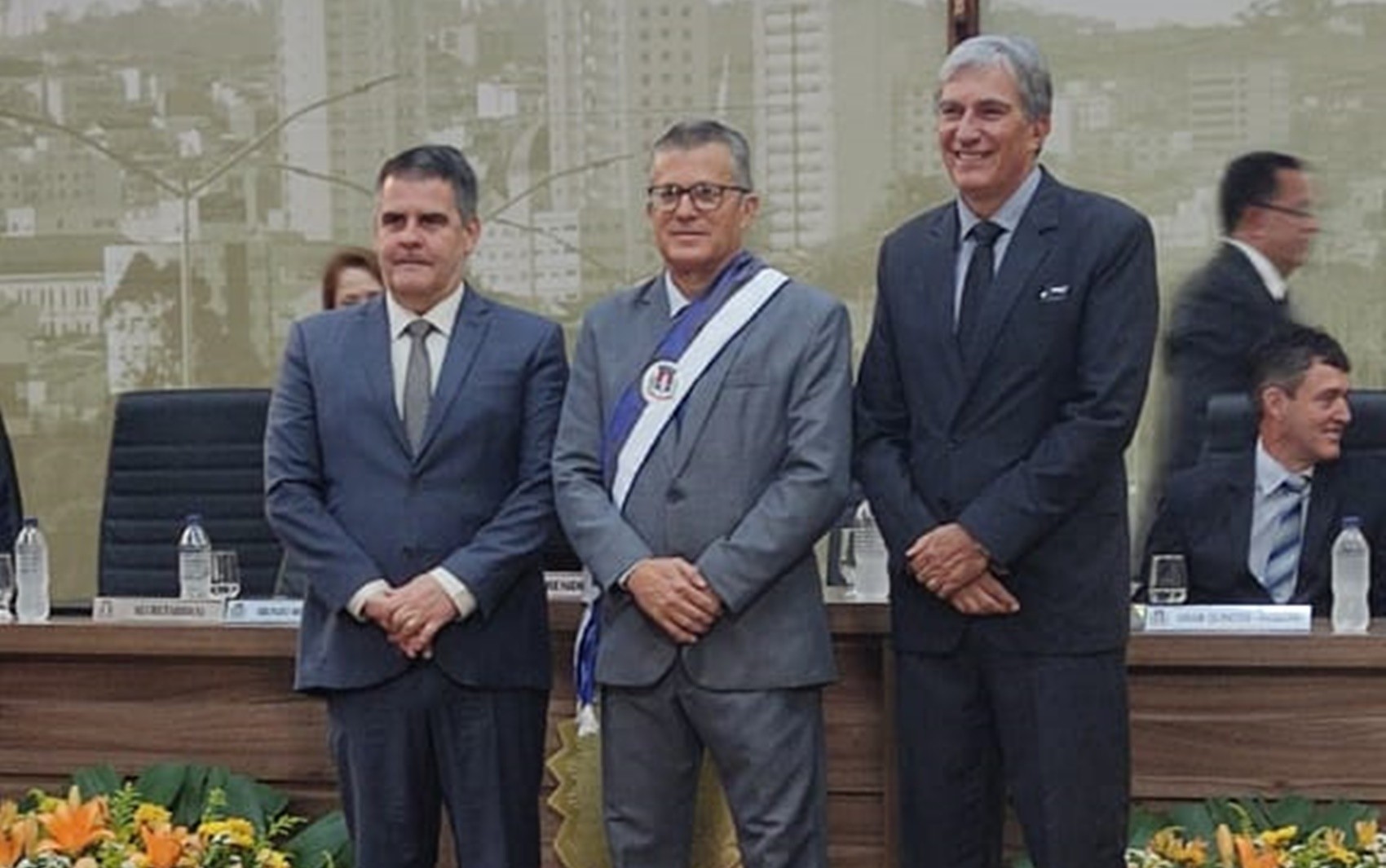 Coronel Dimas toma posse como prefeito de Pouso Alegre, após Rafael Simões deixar cargo para disputar eleições