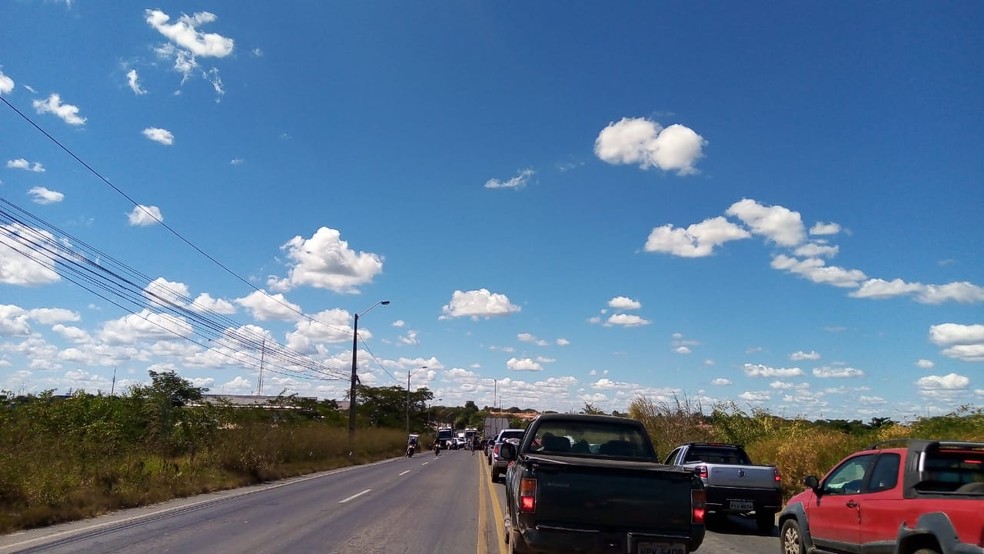 Congestionamento se formou após a colisão entre dois veículos — Foto: Arquivo Pessoal Josivam Gomes TV Clube