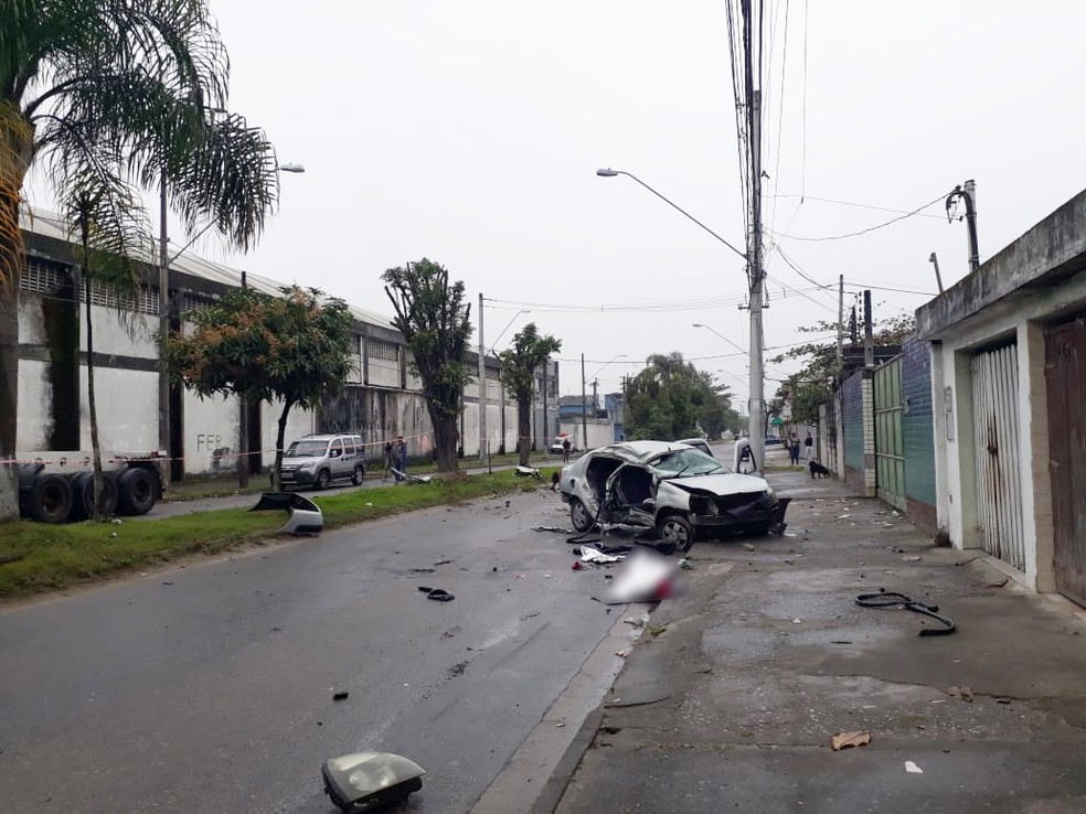 Duas passageiras que estavam no carro morreram na hora após o acidente em São Vicente, SP, no domingo (22) (Foto: Nina Barbosa/G1)