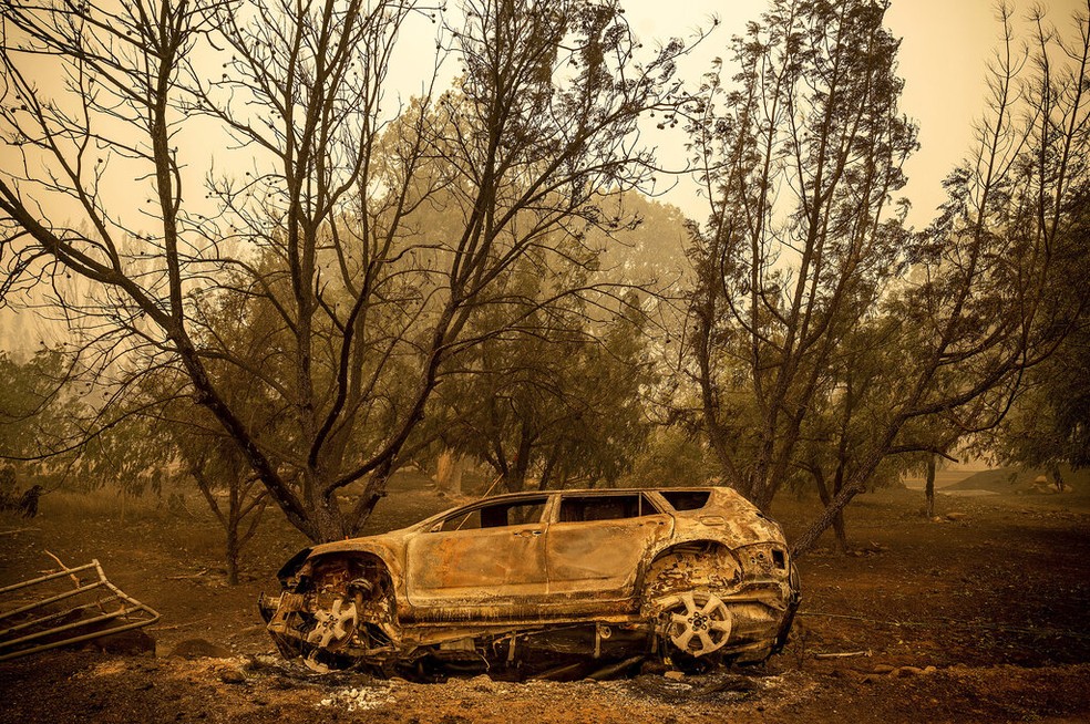 Estrutura de carro atingido pelo incêndio McKinney, no norte da Califórnia, em 31 de julho de 2022. — Foto: Noah Berger/ Associated Press 
