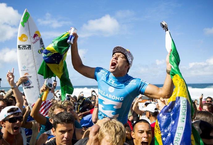 Adriano de Souza, o Mineirinho, é carregado nas areias de Pipeline e vibra muito com o título mundial (Foto: WSL / Kirstin Scholtz)