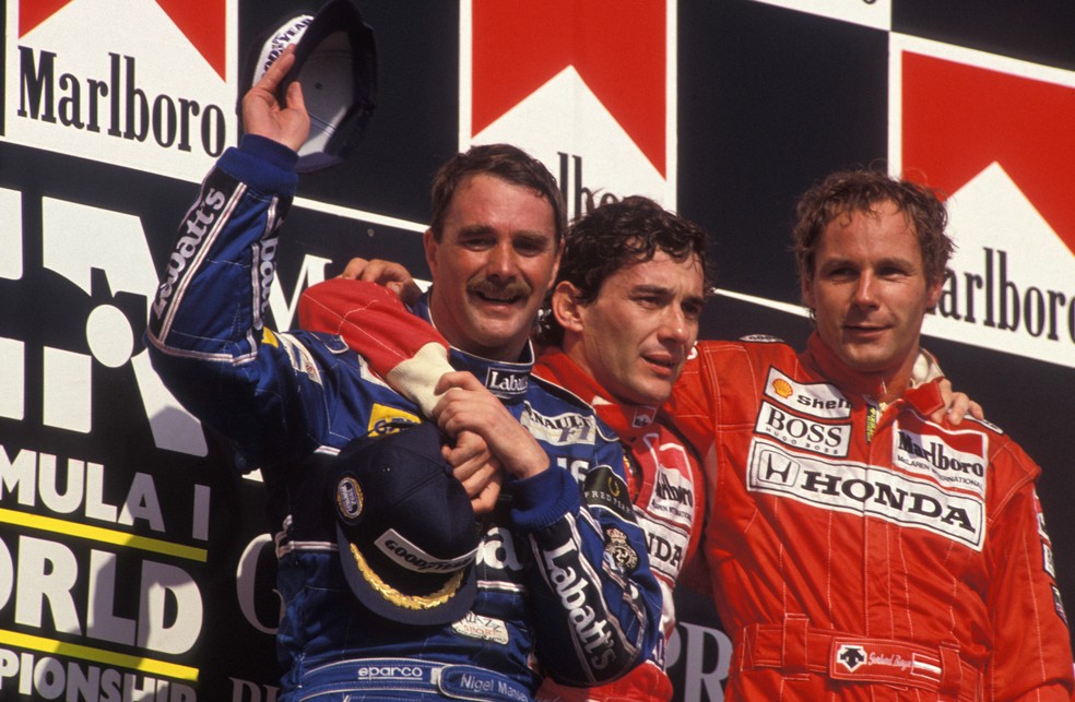 Nigel Mansell comemora com Ayrton Senna e Gerhard Berger o título de 1992 — Foto: Getty Images