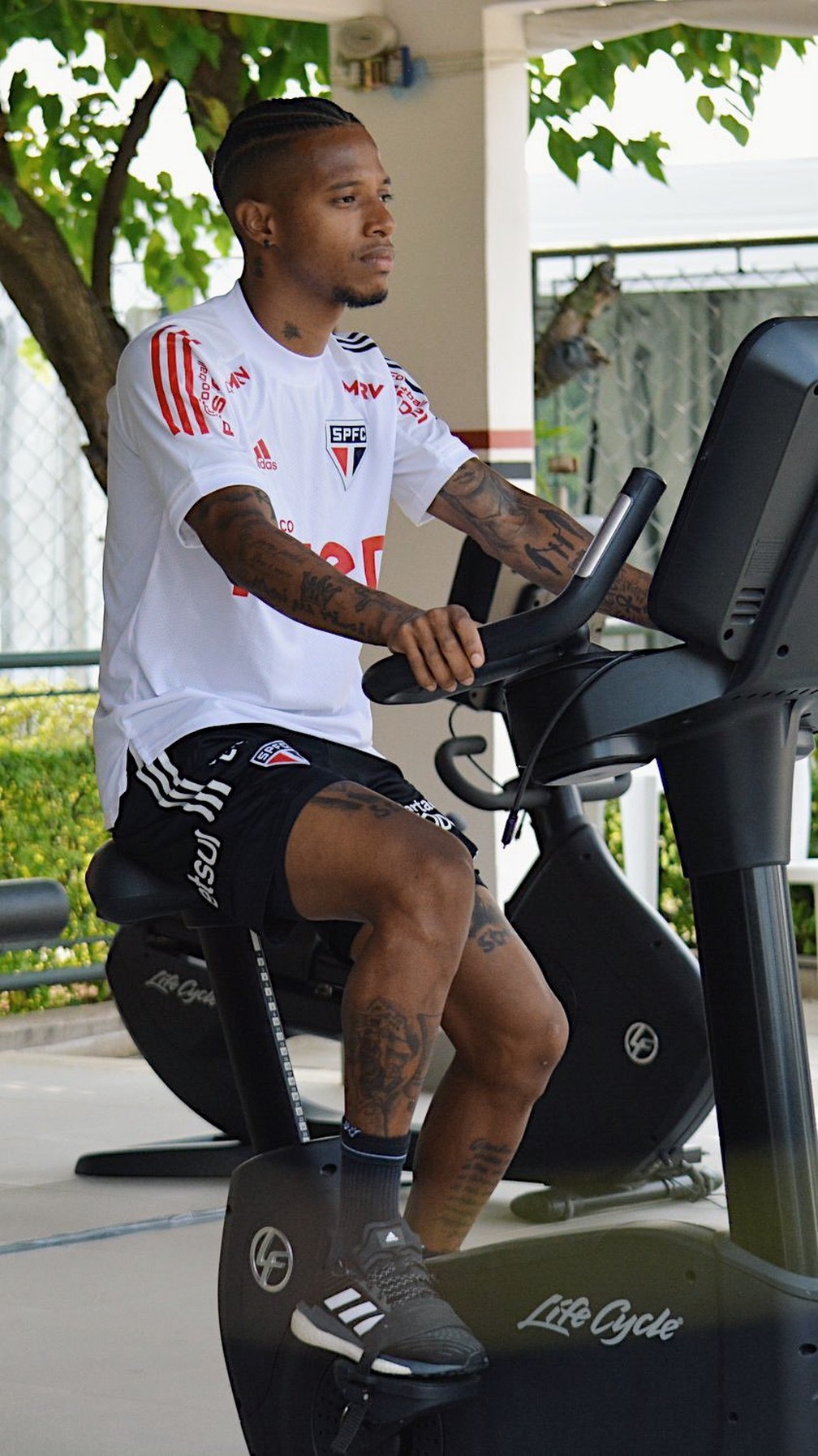 Tchê Tchê faz exercício em bicicleta em treino do São Paulo — Foto: Erico Leonan / saopaulofc.net