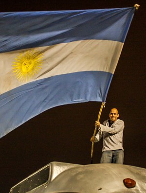 torcida argentina acampada sambodromo em são paulo (Foto: TABA BENEDICTO/FUTURA PRESS/Agência Estado) torcida argentina acampada sambodromo em são paulo (Foto: TABA BENEDICTO/FUTURA PRESS/Agência Estado)