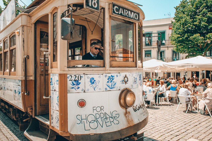 Bondinho circula em zona turística com restaurantes no Porto