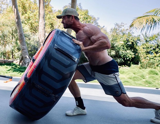 Chris Hemsworth atualiza os fãs sobre o tamanho de seu corpo em novo vídeo