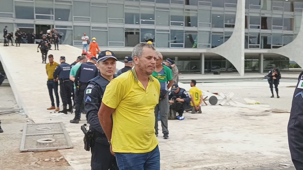 Bolsonaristas detidos neste domingo em Brasília — Foto: Reprodução / Fantástico