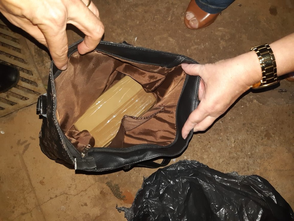Polícia Civil apreendeu um tijolo pesando cerca de um quilo de crack, além de várias porções — Foto: Polícia Civil/Divulgação