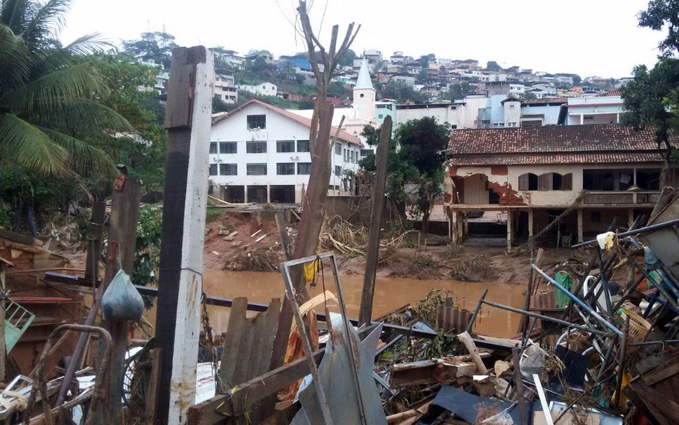 Imóveis ficam destruídos após chuva em Rio Casca (Foto: Saulo Luiz/TV Globo)
