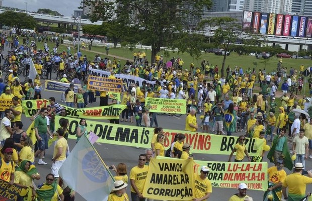 Manifestantes se concentram na Esplanada dos Ministérios, área central de Brasília (Foto: José Cruz/AgênciaBrasi)