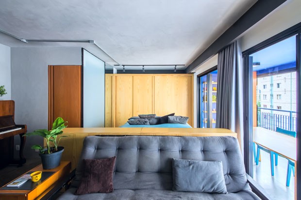 Apartamento pequeno com décor em tons de azul, verde e amarelo (Foto: Quadra 2)