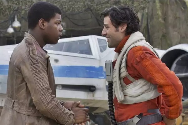 John Boyega como Finn e Oscar Isaac como Poe Dameron em cena da saga Star Wars (Foto: Reprodução)