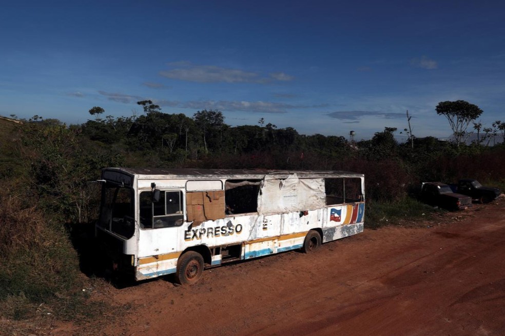 Ônibus abandonado é visto em um campo na cidade fronteiriça de Pacaraima — Foto: REUTERS/ Pilar Olivares