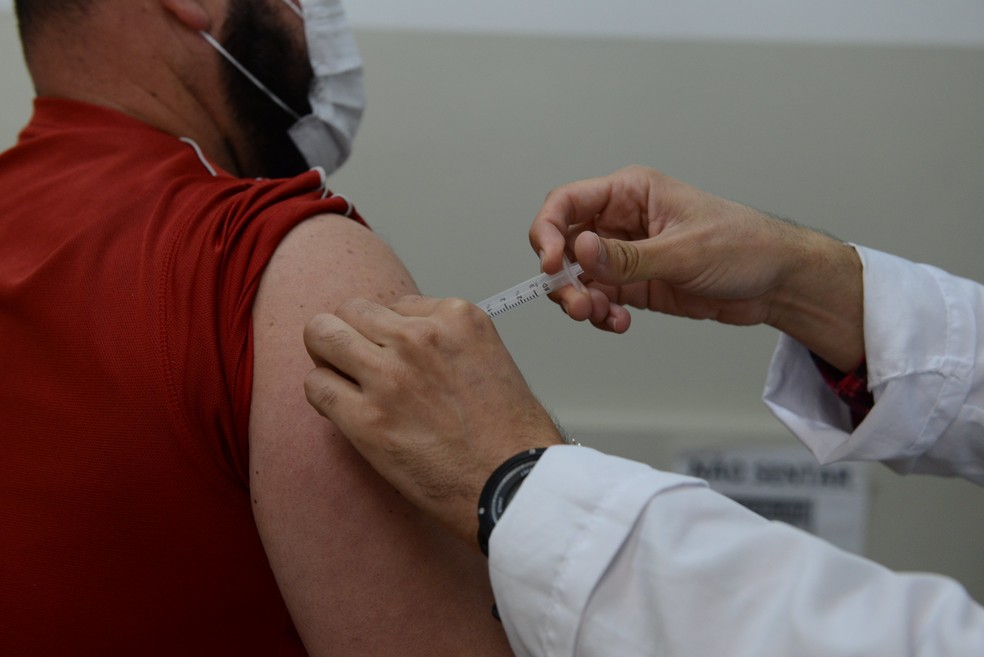 Morador de Campinas (SP) recebe vacina contra Covid-19— Foto: Eduardo Lopes/PMC