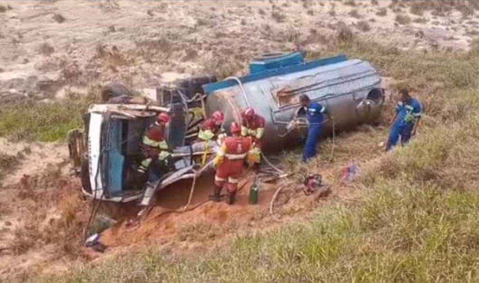 ronivaldo-andre-de-oliveira-02 Motorista morre após caminhão cair em ribanceira na rodovia Castelo Branco