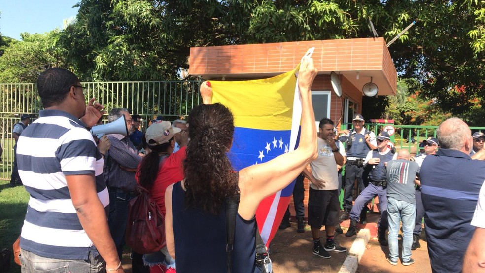 Manifestantes pró-Maduro fazem ato na embaixada da venezuela, em Brasília — Foto: Luiza Garonce/G1