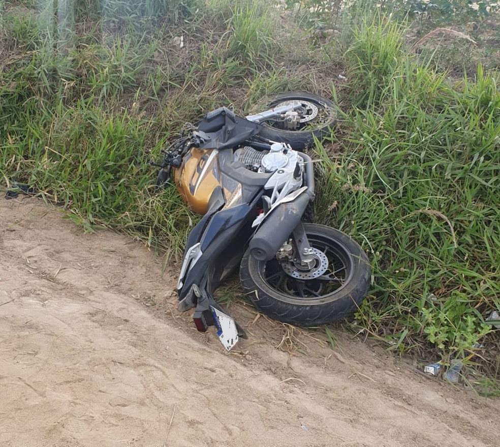 Motocicleta era usada no momento do acidente em Jucati — Foto: Reprodução
